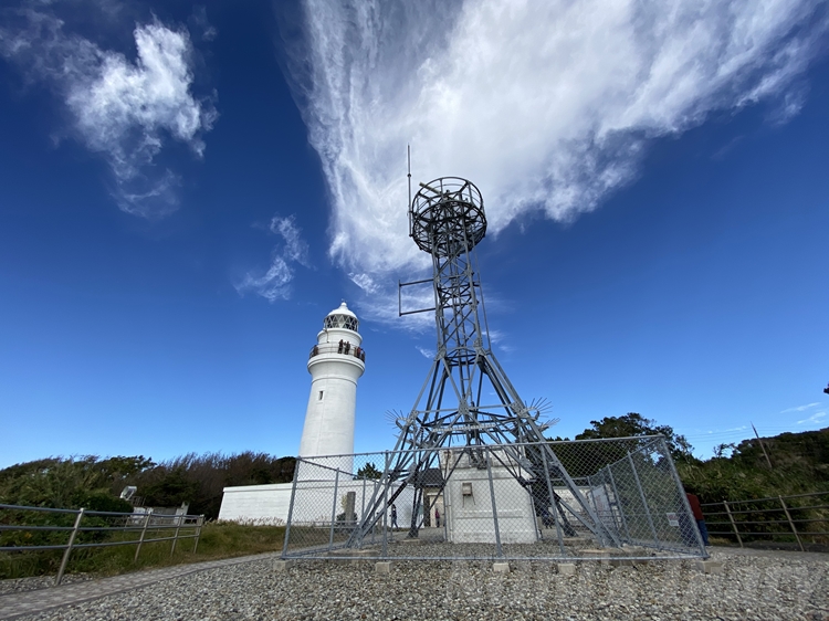 潮岬灯台とレーダー