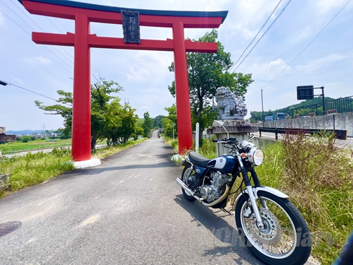 岡田国神社鳥居とSR400