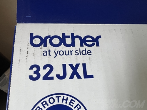 brother製プリンターの梱包箱に印字された「32JXL」の型番ロゴ