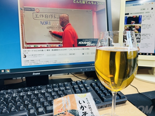 パソコンモニターでYouTube動画「ダイオード1Aと2Aの違い」を再生しながら、手前に置かれたビールグラスとおつまみを楽しむデスク風景