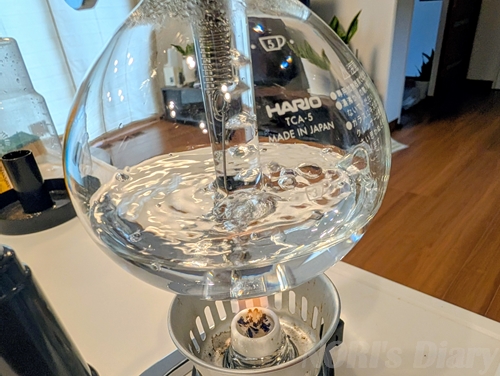 沸騰した湯が管を上り、コーヒーへと変化していく科学のような工程。