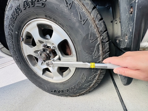 デリカのホイールを規定トルク120N・mでカチッと締め付ける手元の様子