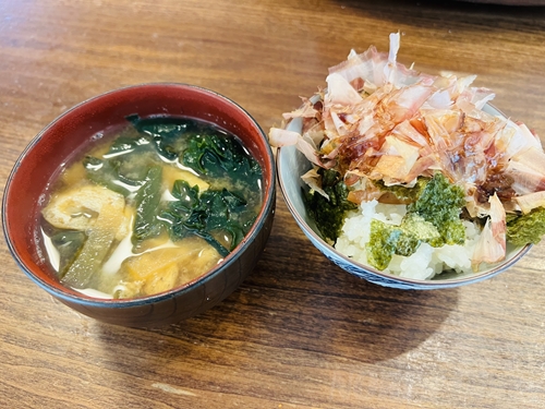 削り節がたっぷり乗ったご飯と、ワカメと油揚げが入った熱々の味噌汁。