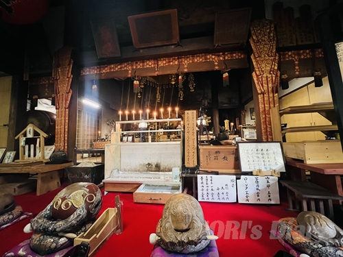 奈良県桜井市にある奥不動寺の本堂内部。木魚や蝋燭、お賽銭箱などが並び、荘厳な空気が漂う。