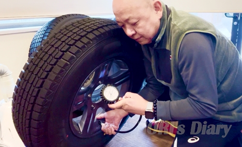 作業風景。空気圧を1キロまで下げ、タイヤを温存するための丁寧なひと手間。